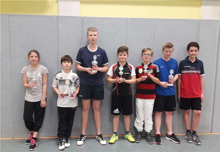 Die bestplatzierten Schüler und Jugendlichen bei den Vereinsmeisterschaften des TTC Karla nach der Siegerehrung. privat