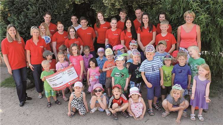 Die beteiligten Azubis der KSK Mayen mit ihren Ausbilderinnen Dagmar Wagner (1. v. l.) und Sabine Birk-Weitzel (2. v. l.) bei der Scheckübergabe an die Leiterin der Kindertagesstätte Nickenich Anne Umbach (1. v. r.).privat