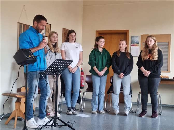 Die beteiligten Firmbewerberinnen: Hanna Kraft und Frida Pöschel aus Karden, Lilly-Marie Goemann und Ellie-Marie Hagen aus Moselkern und Hannah Hennemann aus Treis.