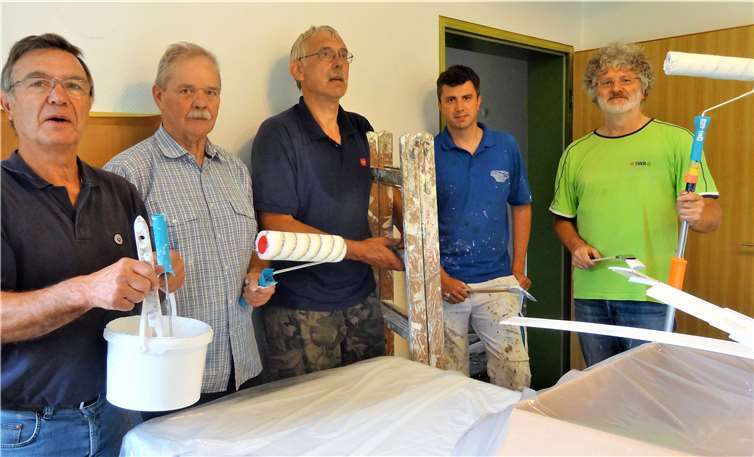 Die beteiligten „Maler“ freuten sich mit Heimleiter Franz Schmitz und Malermeister Wolfgang Paul (nicht im Bild) über die erfolgreich abgeschlossene Renovierung der „Brüderklausur“.Foto: privat