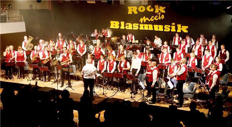 „Rock meets Blasmusik“ Die beteiligten Musiker gemeinsam auf der Bühne.Fotos: KG