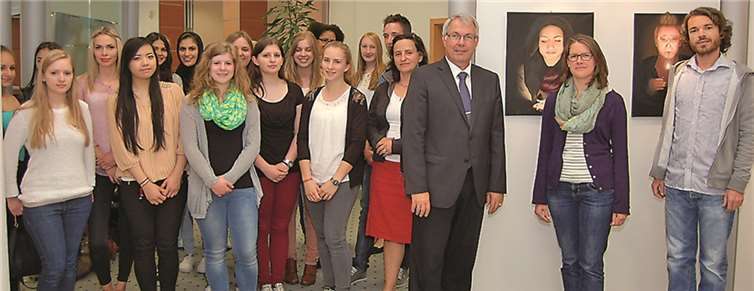 Die beteiligten Schüler (li.) sowie die FachlehrerInnen Michaela Wissing (4.v.l.), rechts daneben Schulleiter Klemens Breitenbach, Franziska Feser sowie Jan Eiffler. privat