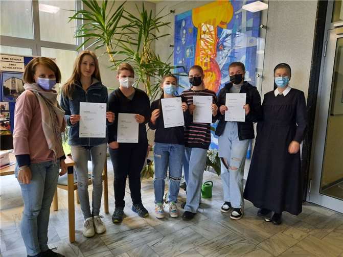 Die betreuende Lehrerin Annette Fröhling und Schulleiterin Sr. M. Gabriele freuen sich mit den Teilnehmerinnen.  Foto: Schönstätter Marienschule