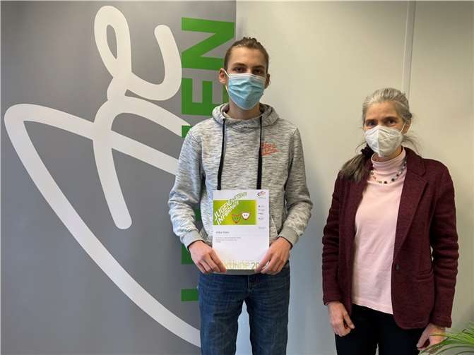 Die betreuende Lehrerin Elke Ritzert freut sich gemeinsam mit Arthur Peters über die Erfolge bei den Informatikwettbewerben.  Foto: Are-Gymnasium