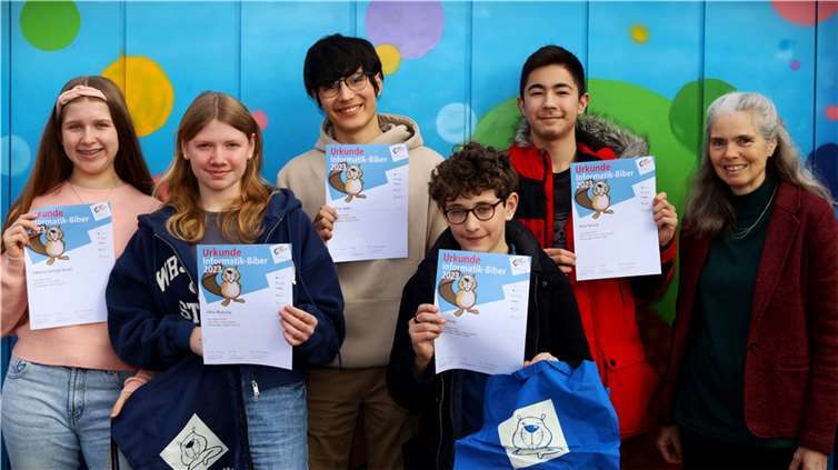 Die betreuende Lehrerin Elke Ritzert gratuliert den Schüler*innen, die mit einem ersten oder zweiten Preis ausgezeichnet wurden.  Foto: Hubert Ewers