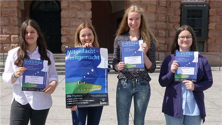 Die betreuende Lehrkraft Katrin Wiese ist stolz auf die Leistungen der drei Preisträgerinnen Emily Kievskiy, Manon Richard und Jannie Wunsch. Foto: privat