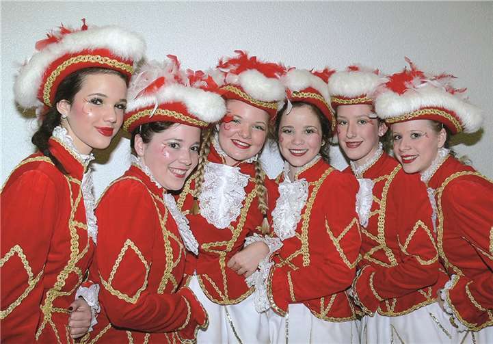 Die bildhübschen Garde-Mädels begeistern mit schwungvollen Tänzen.