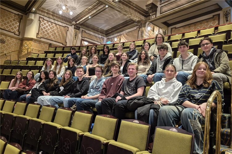 Die bilingualen Kurse im Victoria Palace Theatre nach der beeindruckenden Aufführung des Musicals Hamilton.