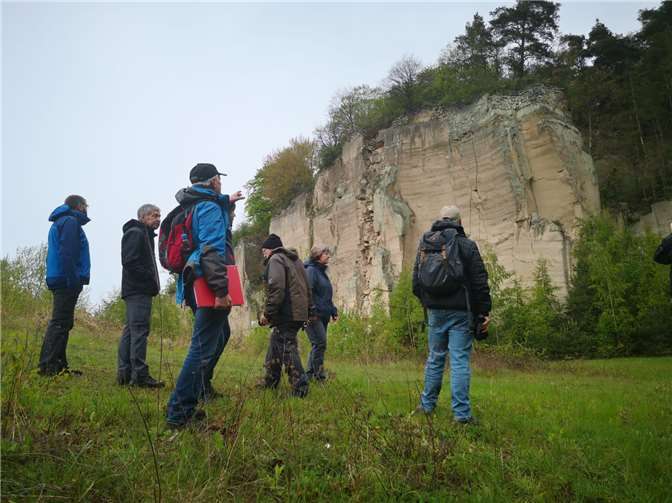 Unterwegs auf der Geo-Route O Die bis zu 30 Meter hohen Tuffsteinbrüche beeindruckten die TeilnehmerInnen.