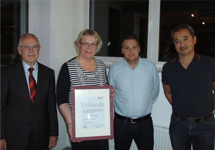 Die bisherige Kreisbereitschaftsärztin Ursula Saatweber wurden vom 1. Vorsitzenden des DRK Kreisverbandes Neuwied Klaus Dalpke (li.), Kreisbereitschaftsarzt Dr. Mitsuru Makinose (re.) und Kreisbereitschaftsleiter David Lacher (2.v.r.) offiziell verabschiedet. DRK