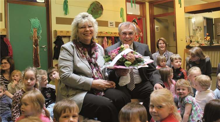 Die bisherige Leiterin Beate Reiss inmitten „ihrer“ Kinder. -rere-