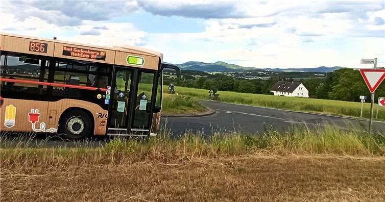 Die bisherige Linienführung des Busses; Einfahrt vom Stumpebergweg in den Berkumer Weg, der zukünftig eine reine Fahrradstraße sein soll. Fotos: Parents for Future-Wachtberg