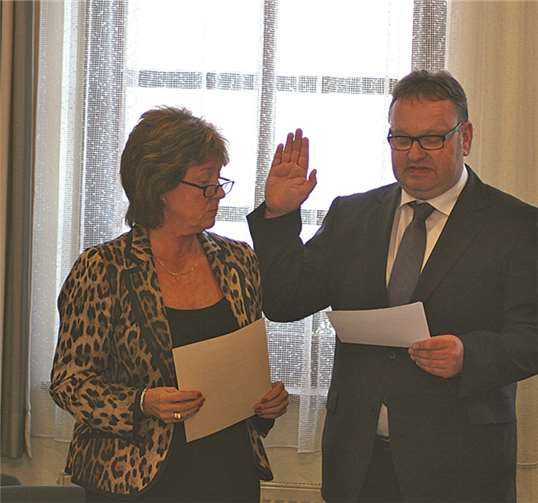 Michael R. Schäfer löst Christel Ripoll ab Die bisherige Ortsbürgermeisterin Christel Ripoll ernannte den neuen Ortsbürgermeister Michael R. Schäfer und vereidigte ihn.