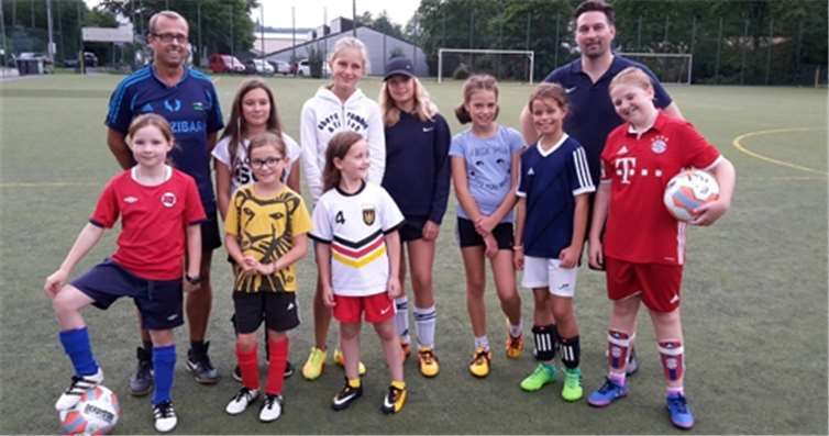 Die bisherigen E-Mädchen beim Trainingsauftakt.privat