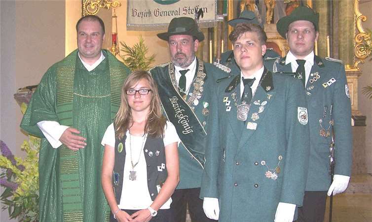 Die bisherigen Majestäten übergaben ihre Insignien an die neuen Träger. privat