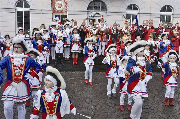Die blau-weiß-roten Stadtsoldaten haben ihr Biwak aufgeschlagen und luden zum Erbsensuppe essen.