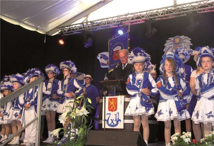 Die „blau-weiße Armada“ der KG Sayn mit dem Schirmherrn, Altbürgermeister Hajo Stuhlträger. PS