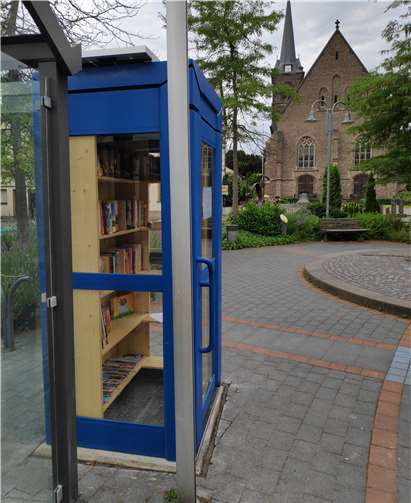 Die blaue Bücher-Telefonzelle steht auf dem Kripper Marktplatz. Foto: privat