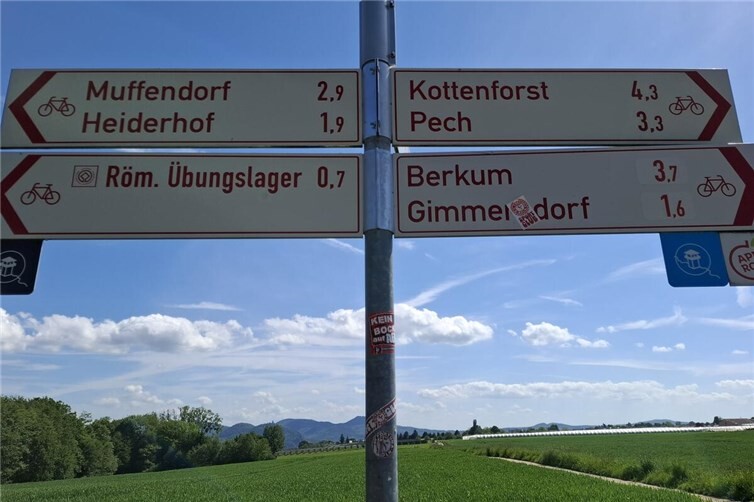 Die blaue Plakette zeigt den Limes-Radweg