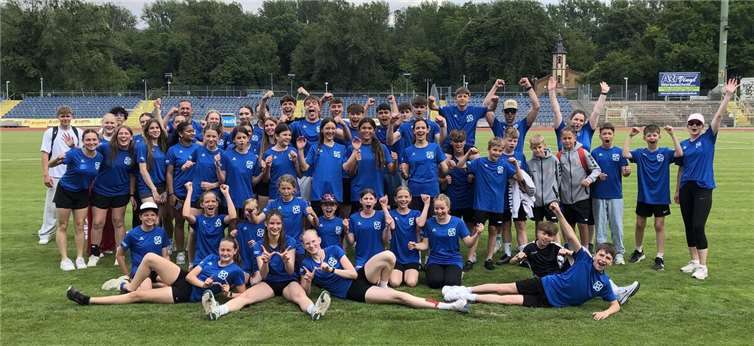 Die blauen Schultrikots des Bertha-von-Suttner-Gymnasiums (BvSG) bestimmten das Bild im Stadion Oberwerth in Koblenz, denn mit vier Mannschaften stellte das BvSG die bei weitem größte Schulabordnung beim Regionalentscheid Leichtathletik Anfang Juni in Koblenz. Foto: privat