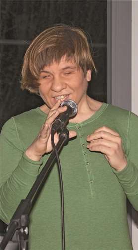 Die blinde Yvonne erzählte ihre eigens erlebte Weihnachtsgeschichte und traf damit genau in die Herzen der vorweihnachtlich eingestimmten Gäste.