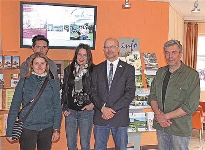 Die bloggenden Reisejournalisten Frédérique Henrottin, Karl Delandsheere, Miriam Thys, Harald Bacher (Leiter der Tourist-Information Ferienland Cochem) sowie Werner Gladines anlässlich einer Besprechung vor Ort.privat