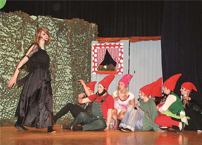 Die böse Hexe Cahla hat die Zwerge im Märchenwald erwischt . DL