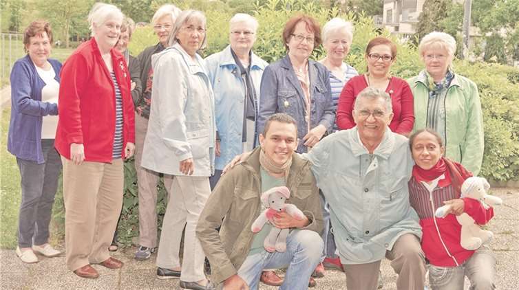 Die brasilianischen Gäste Raimundo Nonato, Padre Ladislau und Isabel Cristina (vorn von links) mit der Strick- und Bastelgruppe St. Pius.privat