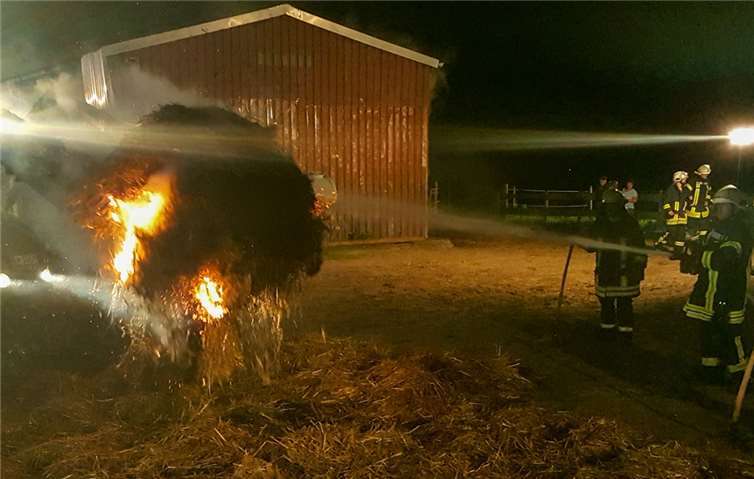 Die brennenden Ballen wurden mittels eines taus dem heißen Zentrum des Brandes abtransportiert und einzeln abgekühlt.