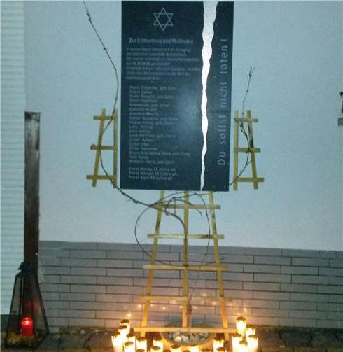 Die brennenden Kerzen erinnern an die Opfer von Krieg und Gewaltherrschaft. Privat