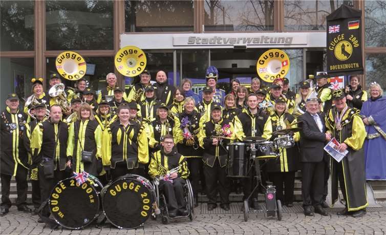 Die britische Truppe der „Gugge 2000“ vor der Neuwieder Stadtverwaltung.