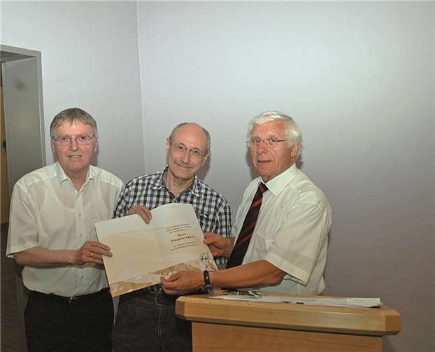 Die bronzene Ehrennadel des Sportbundes gab es für Hans-Pete Führer (mitte) und wurde von Fritz Langenhorst (r.) und Ingo Terschanski (l.) überreicht. BL