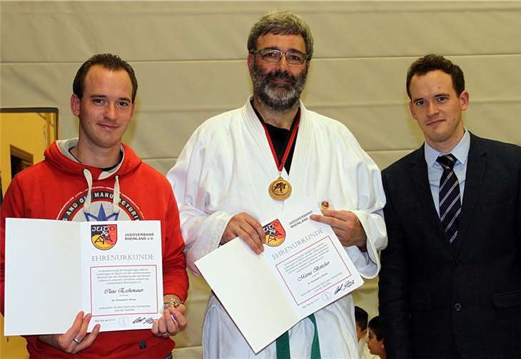 Die bronzene Ehrennadel für Claus Eschenauer (2. Vorsitzender) und Marius Böttcher (1. Vorsitzender) gab es aus der Hand des neuen Verbandspräsidenten Carl Eschenauer.