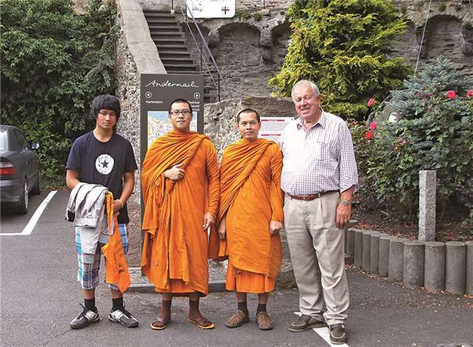 Die buddhistischen Mönche aus Thailand wurden vom Vorsitzenden des Fördervereins, Roland Walther, begrüßt. privat