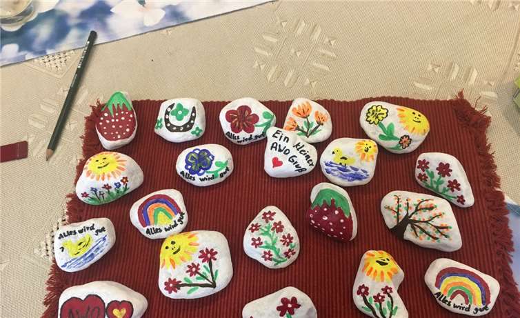 Die bunt bemalten Steine wurden den Altentagesstättenbesuchern vor die Türe gelegt. Foto: Beat Dietl