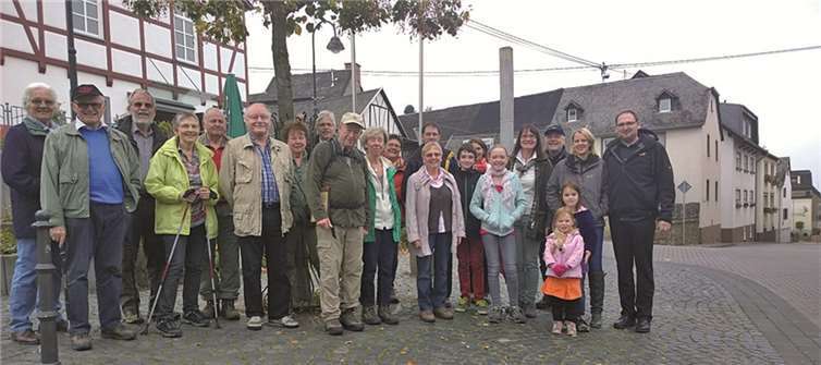 Die bunt gemischte Wandergruppe beim Treffen am Dorfplatz vor dem Beginn des Ausflugs. Rechts außen der stellvertretende Vorsitzende Gerold Schmidt, mit seiner Frau Yvonne. Privat