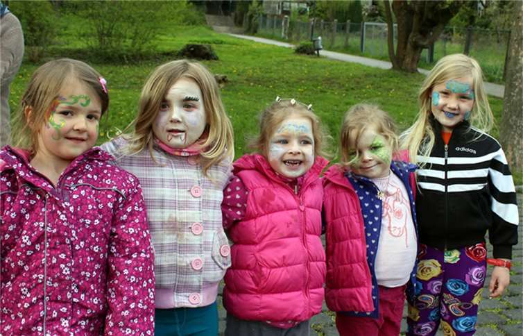 Die bunt geschminkten Kinder hatten viel Spaß auf dem Ferbachspielplatz, von Prinzessin über Vampir war wieder alles vertreten.privat