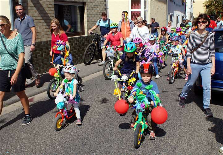 Die bunt geschmückten Fahrräder der Kindergehören zur Kirmes in St. Sebastian wie der Kirmesbaum.