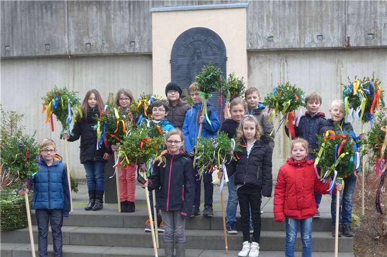 Die bunt geschmückten Palmwedel werden 14 Häuser in Saffig zieren. privat