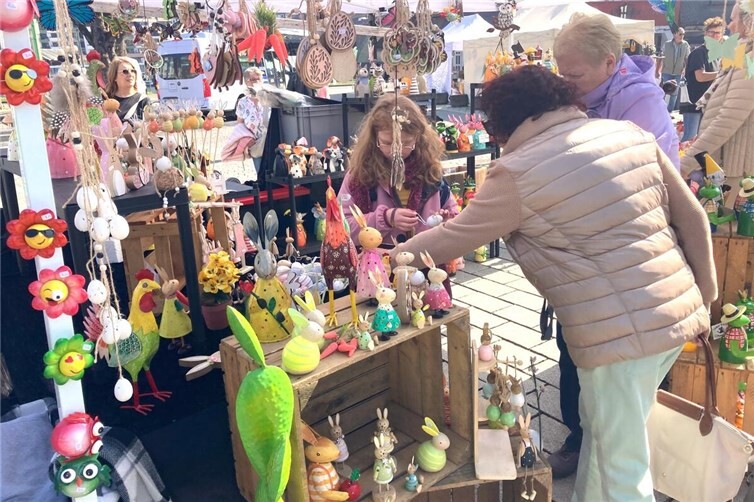 Die bunte Angebotsvielfalt an Oster- und Frühlingsaccessoires ließ bei vielen Markbesuchern den Geldbeutel locker sitzen.