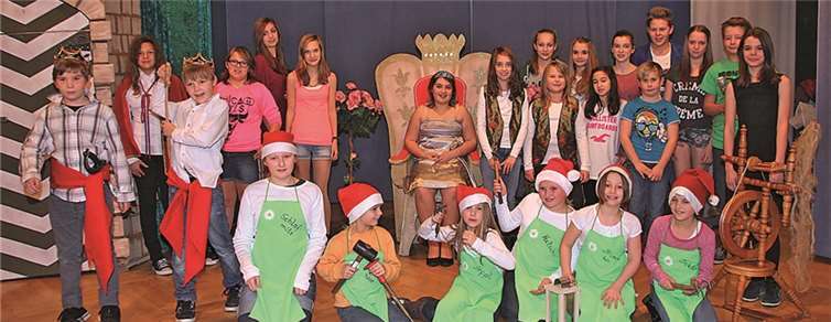 Die bunte Schar der Mitwirkenden ist groß. BÜN