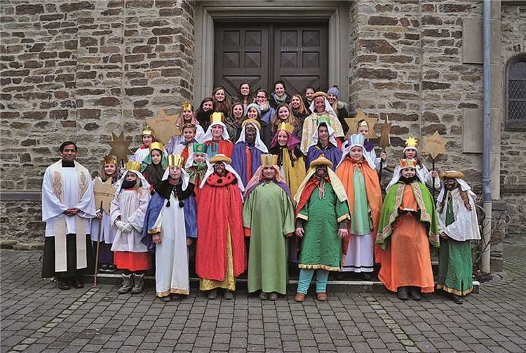 Die bunte Schar der Sternsinger im Ortsteil Westum präsentierte sich farbenfroh. RÜ