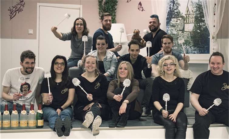 Die bunte Theatergruppe Da Capo präsentiert in Kettig die Verwechslungskomödie „Ein Traum von Hochzeit“.Mindleaf/Förder- und Wohnstätten gGmbH