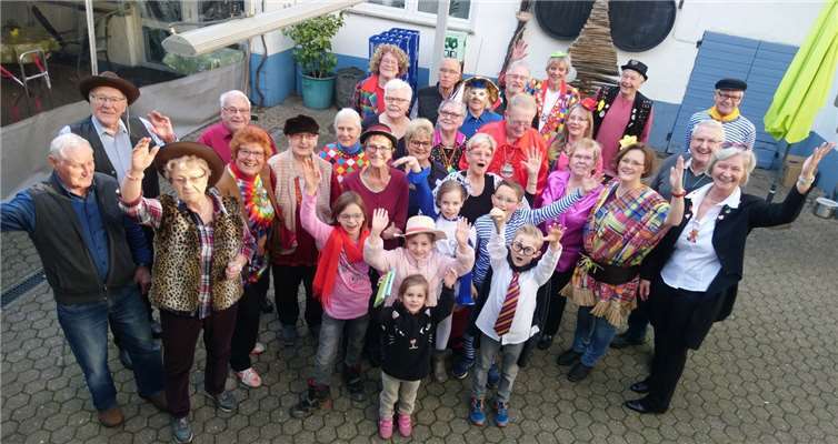 Die bunte Truppe des Senioren-Stammtischs beim Karnevals-Kaffee des Turngau Rhein-Mosel e. V. mit der zweiten Vorsitzenden Maria Schwantuschke (1. von rechts), Initiator Rainer Böckling (2. von rechts) und Geschäftsführerin Petra Gotthard (4. von rechts) sowie den jungen Aktiven Juna Heidorn und Maximilian Gotthard (Mitte in blau-weiß). Foto: TGRM