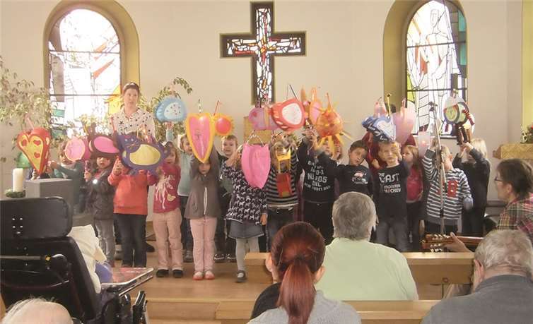 Die bunte Vielfalt der Laternen begeisterte die Seniorinnen und Senioren. privat