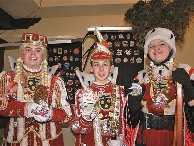 Die bunte Vielfalt von Morenhovener Karnevalsorden kann ab jetzt im Dorfhaus besichtigt werden. privat