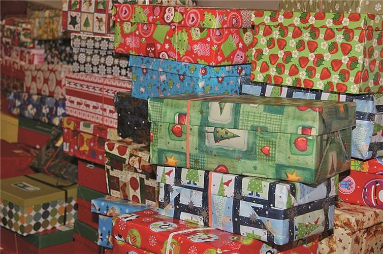 Die bunte Wand der Geschenke lässt Kinderherzen höher schlagen.