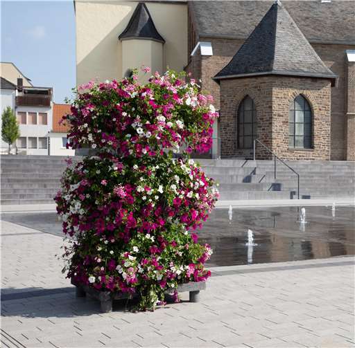 Die bunten Blumensäulen passen perfekt neben den Springbrunnen.