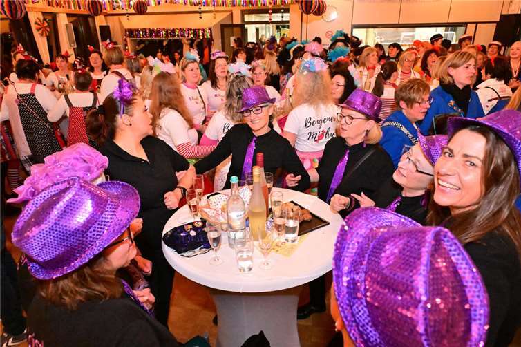Die bunten Kostüme der jecken Wiever waren ein wahrer Augenschmaus.  Fotos: DU