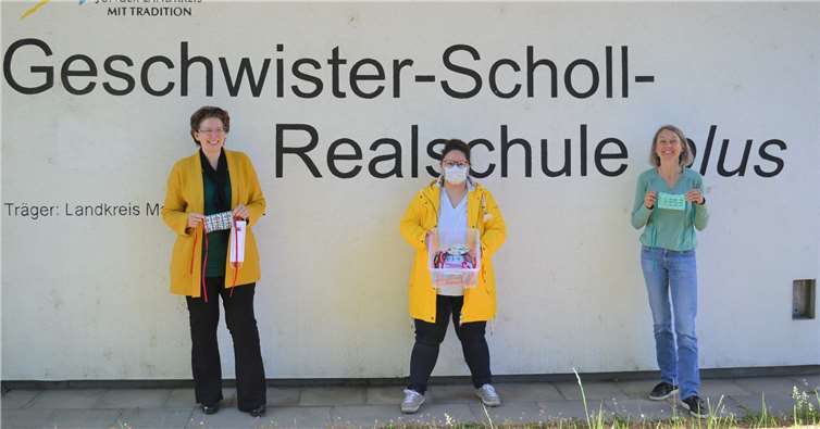 Die bunten Masken bieten einen guten Mund-Nasen-Schutz, davon sind (von links) Linda Pfannschmidt, Salinda Busch und Margret Marxen-Ney überzeugt.Foto: E.T. Müller